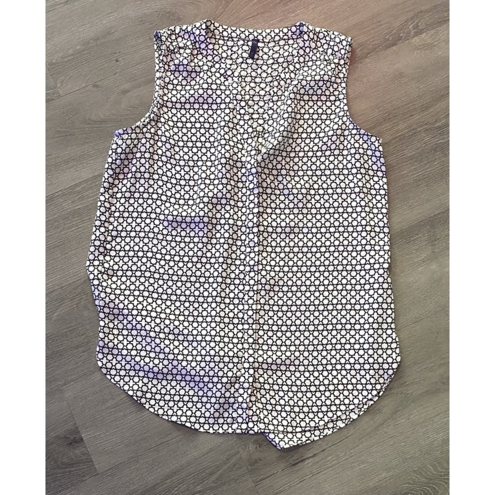 NYDJ Sleeveless geometric print button down top EUC!